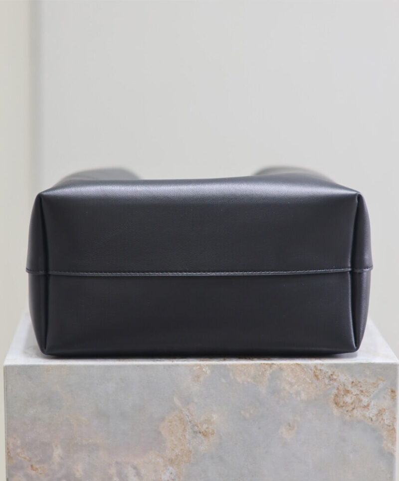 Saint Laurent Paris Vii Pochon In Lambskin Black